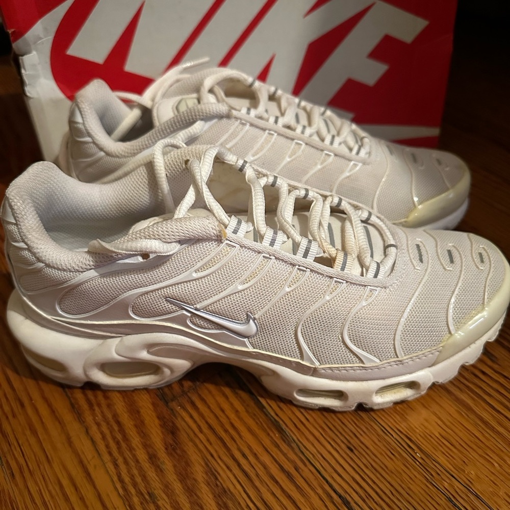 WOMEN'S NIKE AIR MAX PLUS CASUAL WHITE SHOES